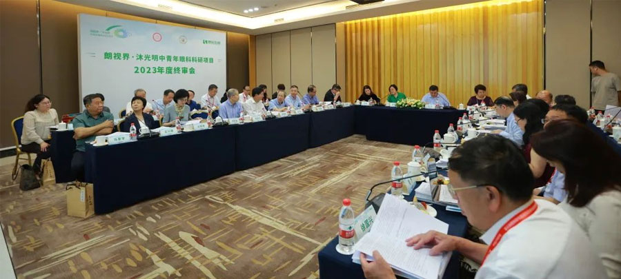 2023年8月3日,由白求恩公益基金会主办的“朗视界·沐光明中青年眼科科研项目”2023年度项目终审会,在重庆顺利召开。